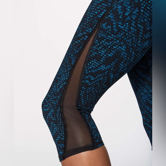 Lululemon Train Times Crop 17” Black Blue Mesh-Panel Capri Leggings Size 6 - Picture 5 of 11